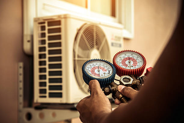 Professional Ac Installation technician working in Comstock Park, MI
